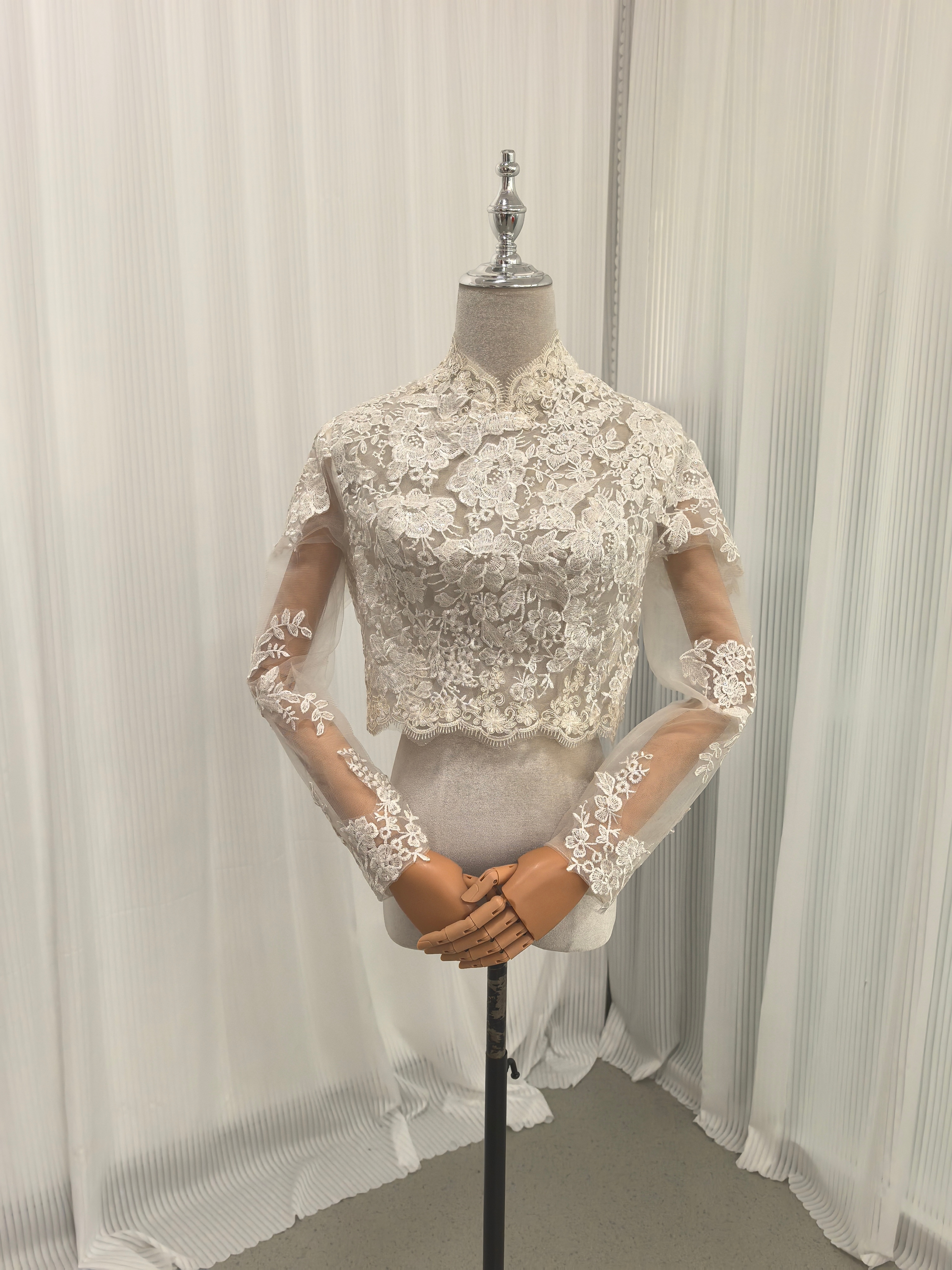 ボレロ アイボリー ハイネック 長袖 キラキラスパンコール くるみボタン 流れる透け花レース 花嫁