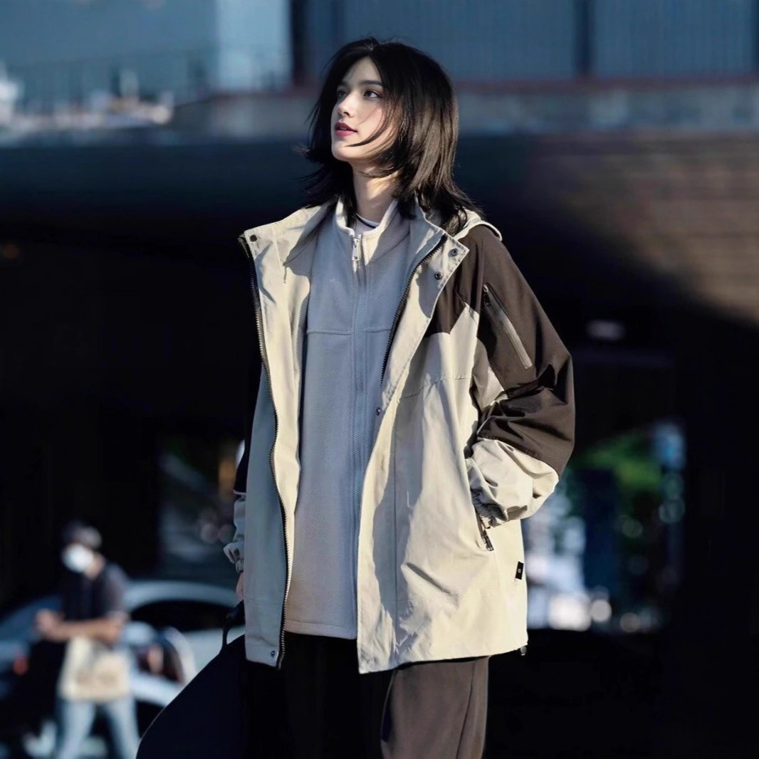 秋冬に適しており春の登山用に取り外し可能な男女兼用のスリーインワン防風ジャケット/コート