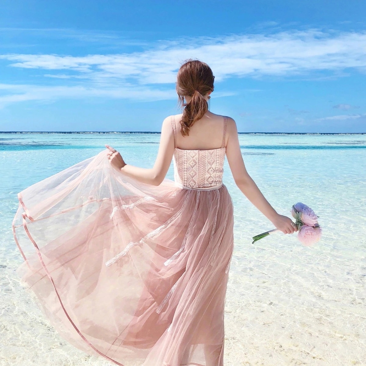 愛されドッキングワンピース2025年新作 小花柄フレッシュデイジーミドル丈ホルタードレス