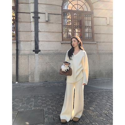 ムルバンの白いvネックセーターの女性はゆったりとしています