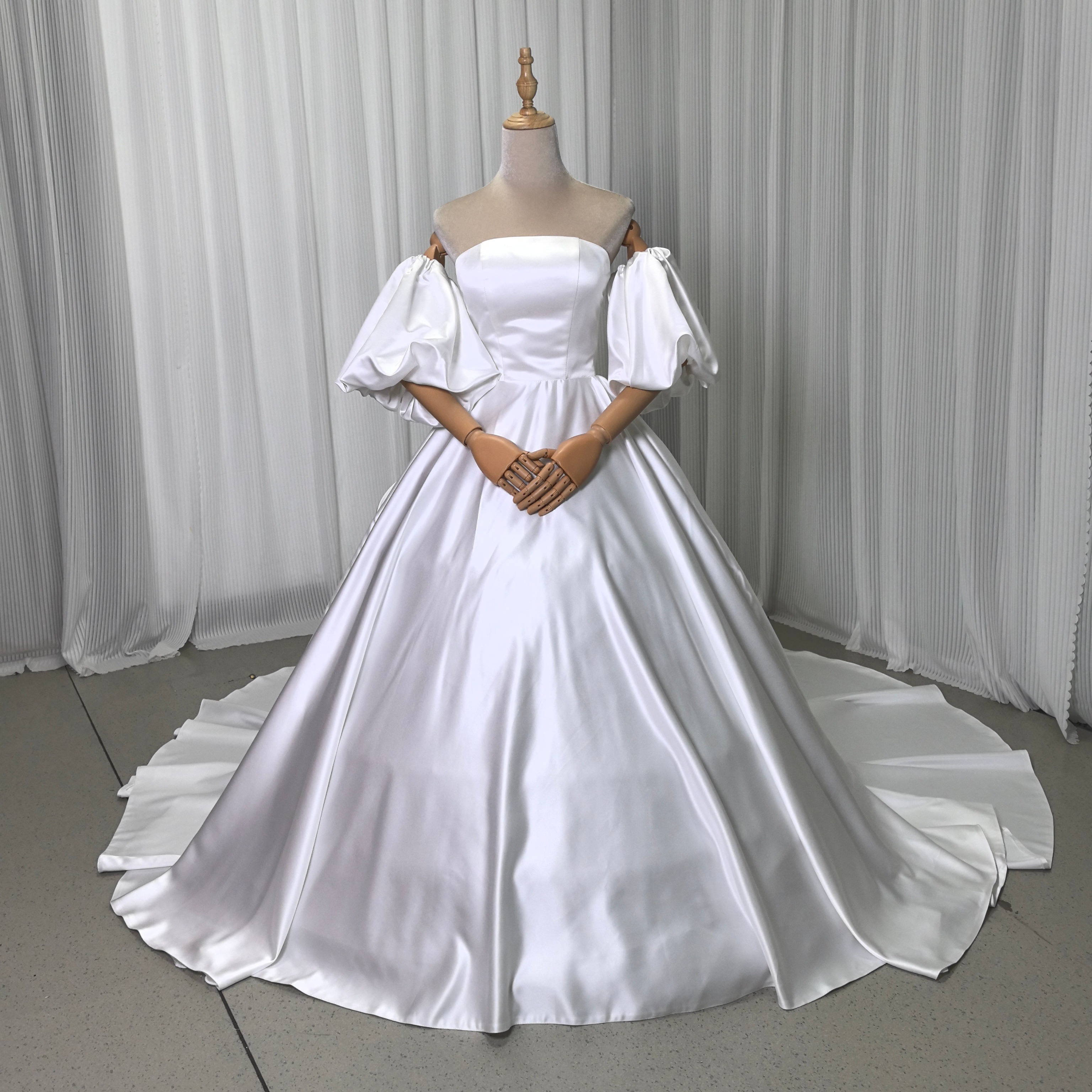 ウエディングドレス 光沢サテン ベアトップ パフスリーブ 豪華なバックリボン 披露宴