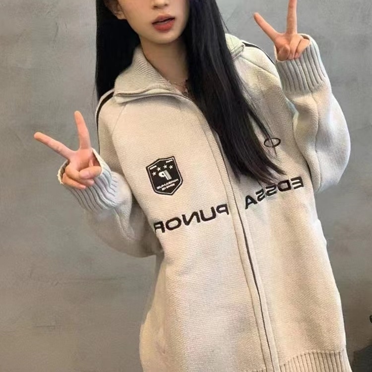 アウター ジャケット ジップ サイドライン ニット スタンドカラー 刺繍 レタリング ロゴ ハイネック ドロップショルダー 長袖 大人可愛い スポーティー お洒落 こなれ感 普段使い