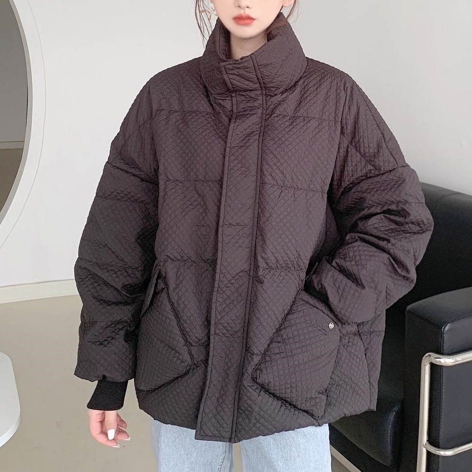ダウン ジャケット レディース アウター 上着 袖あり 長袖 スタンドカラー ワイド エンボス ダイヤ モコモコ ファスナー ポケット 前開き 厚手 かわいい 大人可愛い きれいめ シンプル