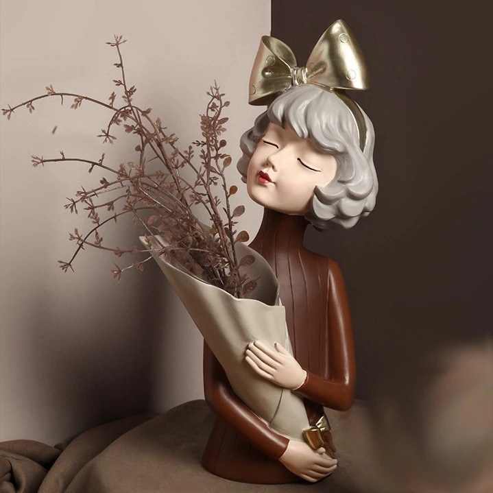 女の子がブーケの香りを楽しんでいるように見えるオーナメント