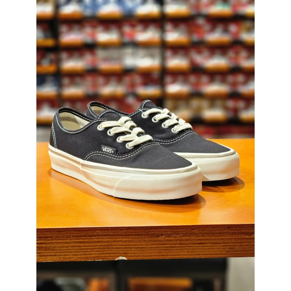 バンズユニセックスオーセンティックリイシューブラックマシュマロ (VN000CT71KP) スニーカー