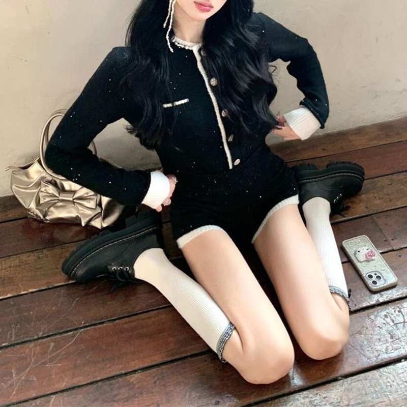 スパンコールのトリムとハイウエストのスリミングショーツが付いたレディースの秋冬ツーピースセットパッチワークカーディガンとハイウエストのツーピースデザインが特徴です 4,893円