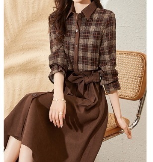 デート モテコーデ ワンピース フレアワンピース 膝丈 ひざ丈 袖あり 7分袖 襟付き フレア セミフレア 切り替えデザイン ドッキング ウエストマーク ウエストリボン ボタン かわいい 可愛い