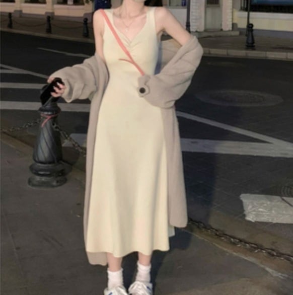 ワンピース フレアワンピース ワンピドレス 膝下 ミモレ ミモレ丈 袖なし ノースリーブ Vネック かわいい 大人可愛い きれいめ シンプル カジュアル 大人 上品 おしゃれ お洒落 かっこいい