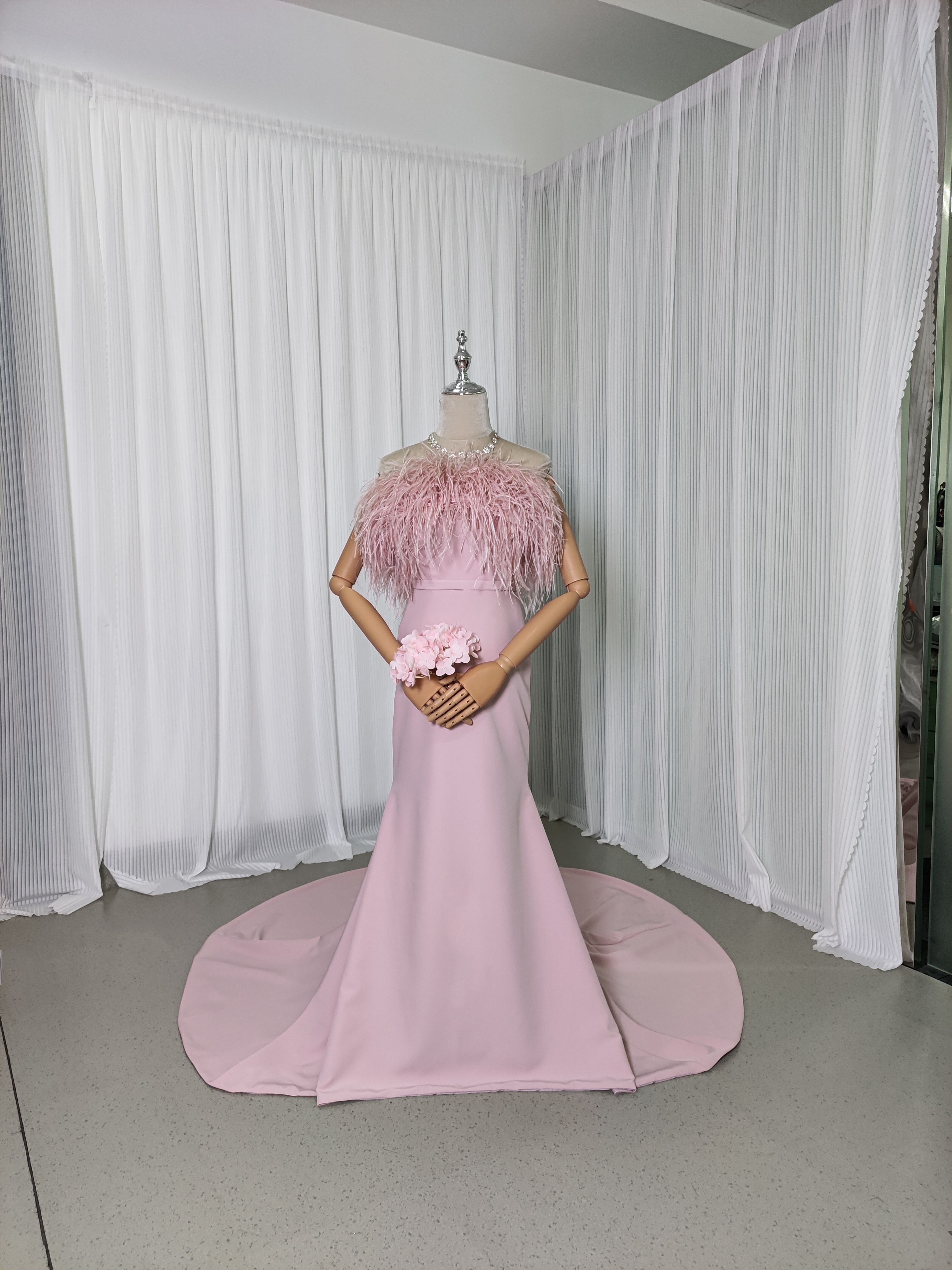 人気上昇！パーティードレス ピンク フェザー クレープ生地 くるみボタン 細見えシルエット 前撮り