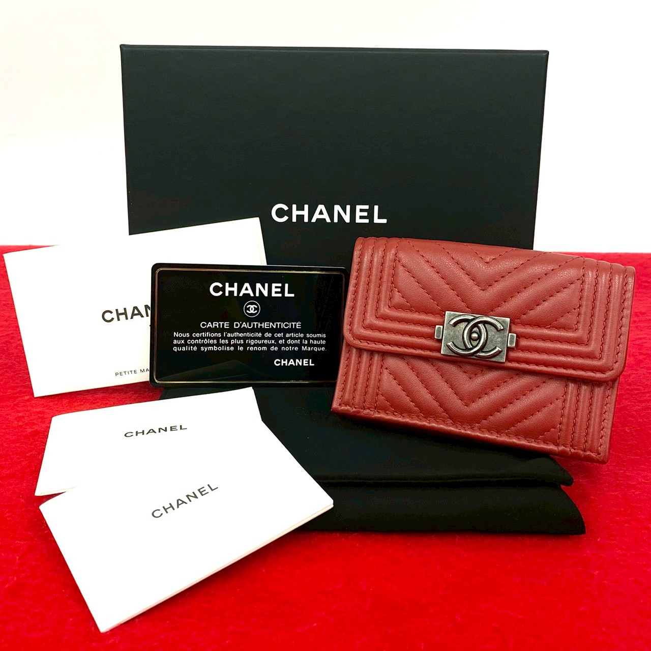 ボーイシャネル ココマーク三つ折り財布 レザー ラムスキン レッド 30683