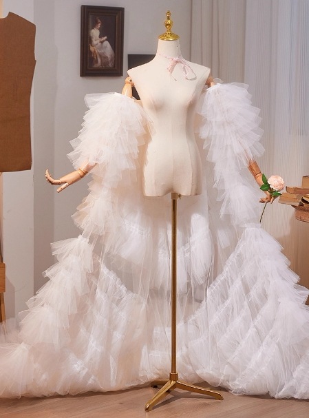 フランス風 ポンチョ オフホワイト ふわふわ袖 デザイン感 華やかなトレーン 前撮り