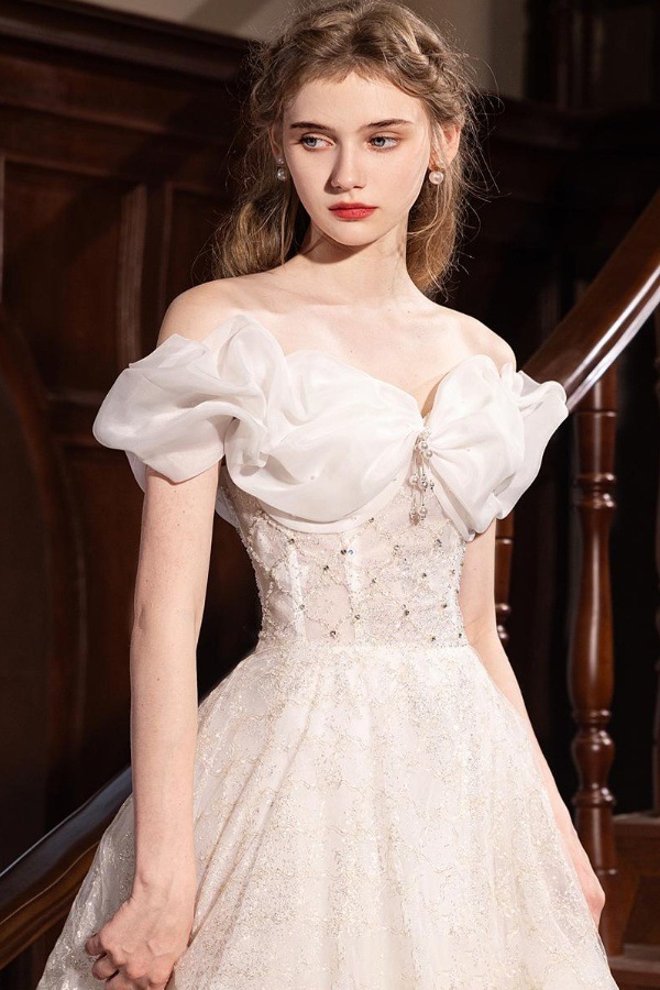 タキシードの女性の軽豪華な小衆の誕生日の宴会は酒を飲んで婚約します