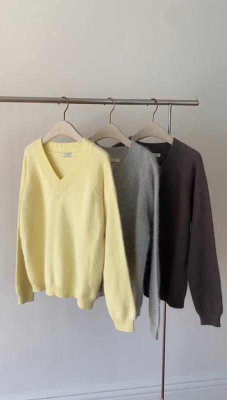 ウールアンゴラVネックニット