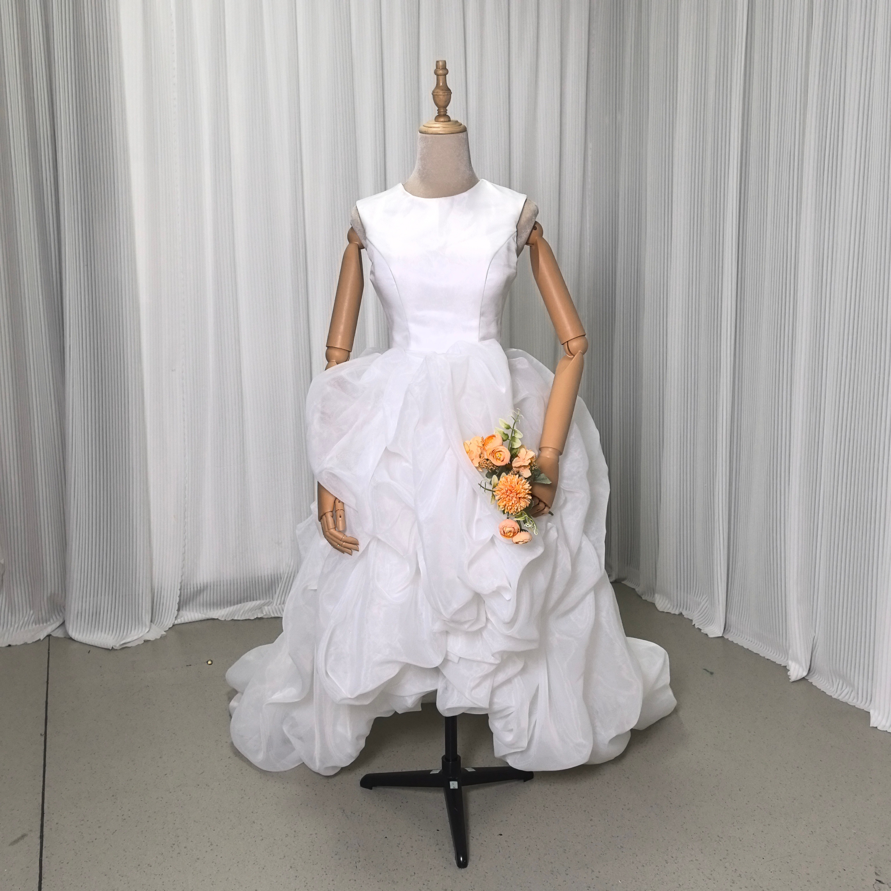 ウエディングドレス ラウンドネック オフホワイト バックレス フィッシュテール 華やかなトレーン 結婚式