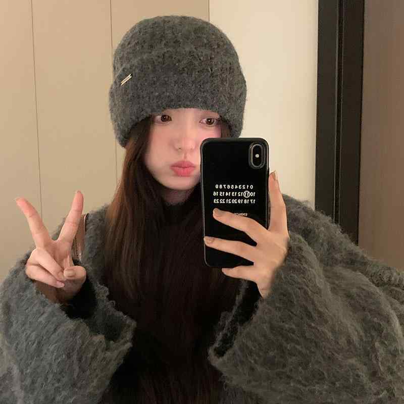ニット帽 レディース 秋冬 ウール 韓国 普段使い レジャー 小顔効果 防寒 厚手 暖かい 耳 カバー 折り返し 英字 タグ ワンポイント シンプル カジュアル 黒 アイボリー グレー
