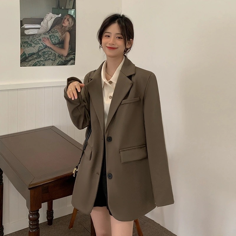 アウター ジャケット ミディアム丈 袖あり 長袖 ノッチドラペル デザイン ボタン 美ライン シングル カラバリ かわいい 大人可愛い きれいめ シンプル カジュアル 大人 上品 おしゃれ お洒落