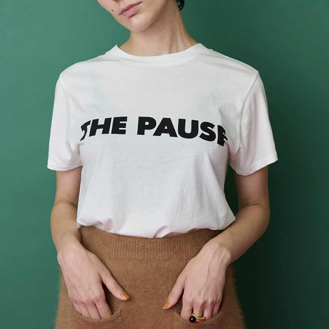 レディース トップス カットソー デート Tシャツ 白トップス ミディアム丈 袖あり 半袖 ラウンドネック クルーネック 襟なし スマート 伸縮性 綿 コットン かわいい 大人可愛い きれいめ