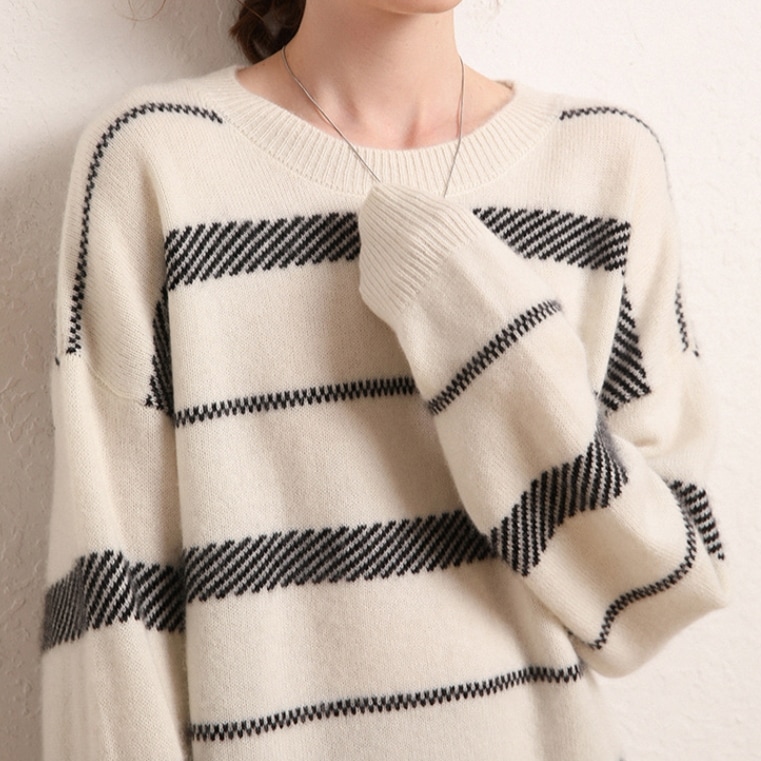 レディース トップス ニット セーター プルオーバー 長袖 萌袖 クルーネック 襟なし ふわふわ ふっくら 伸縮性 かわいい 大人可愛い きれいめ シンプル カジュアル 上品 おしゃれ レトロ