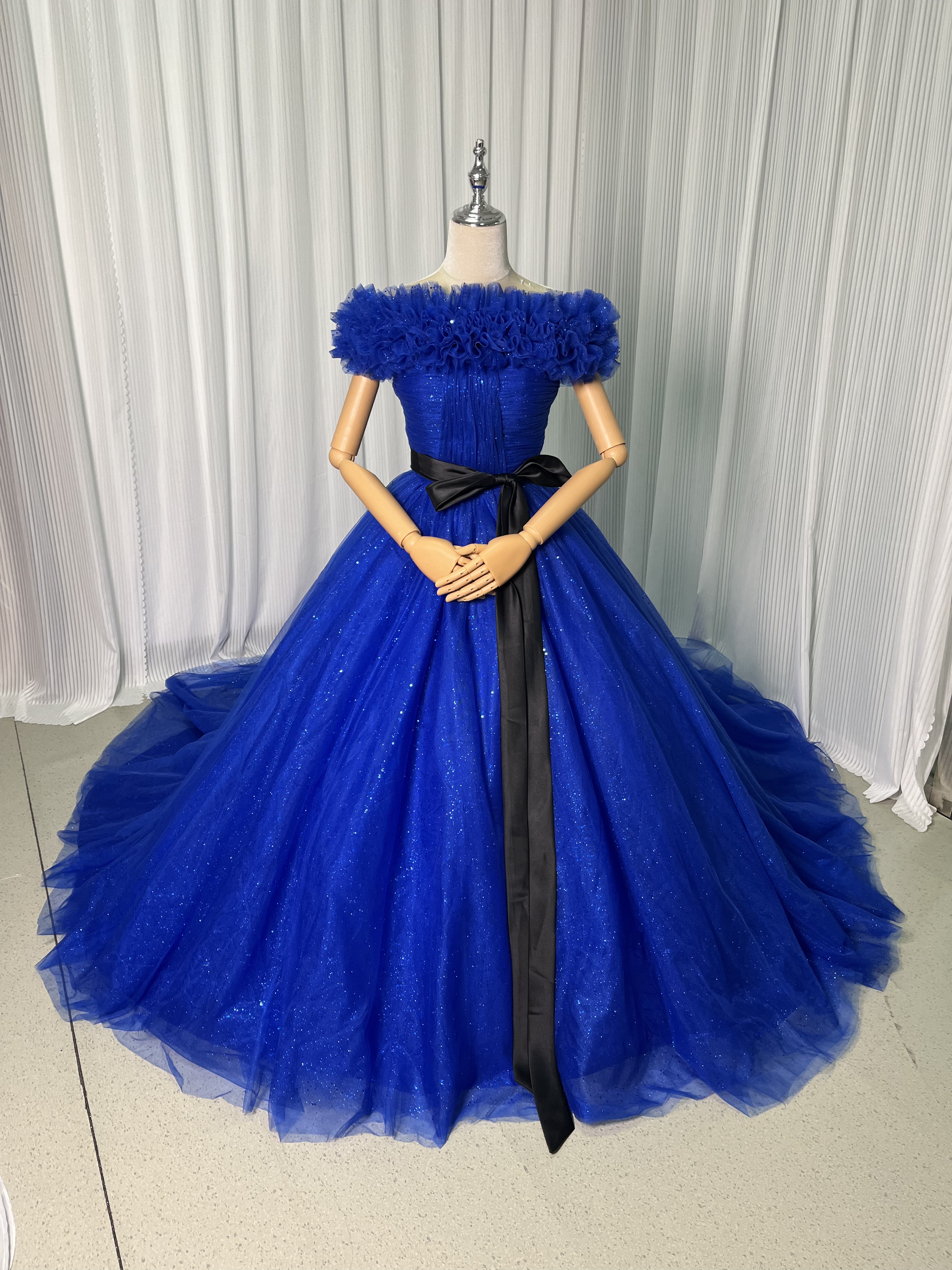 カラードレス ブルー オフショルダー ビスチェタイプ 花嫁 サッシュベルト キラキラグリッターチュール 華やかなトレーン チュールスカート