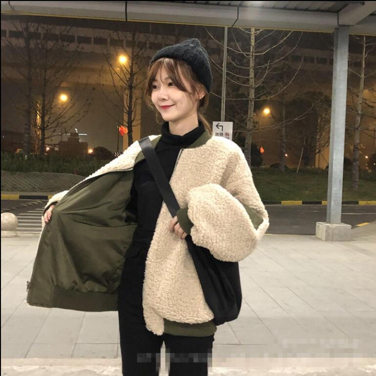 クールなイケメン軍の緑の羊の毛のコートを着た女性のの韓国版チェーンの色合わせ野球服2着