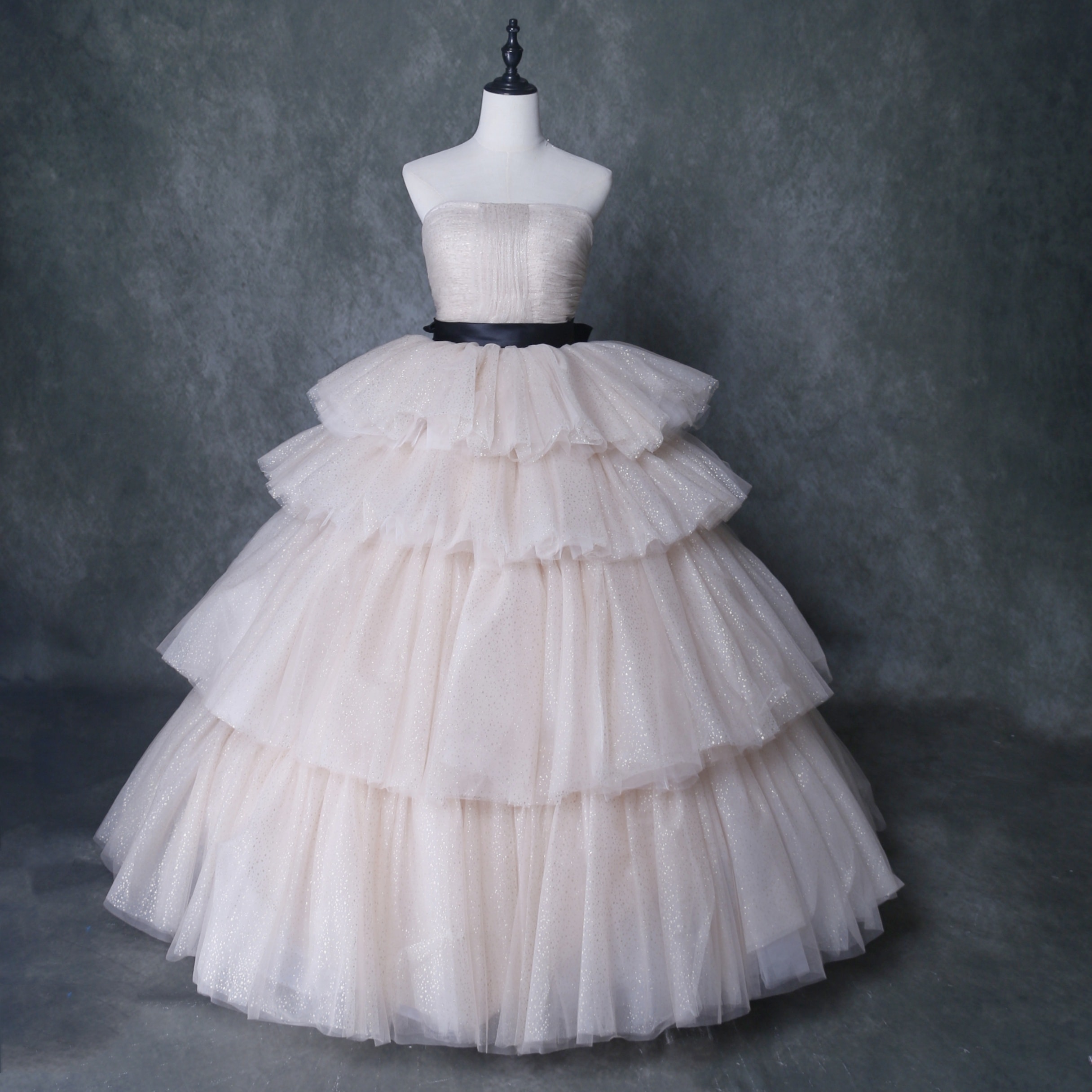 美品！プリンセスライン 薄シャンパンの色 パーティードレス キラキラの柔らかく重ねたチュールスカート 花嫁 前撮り