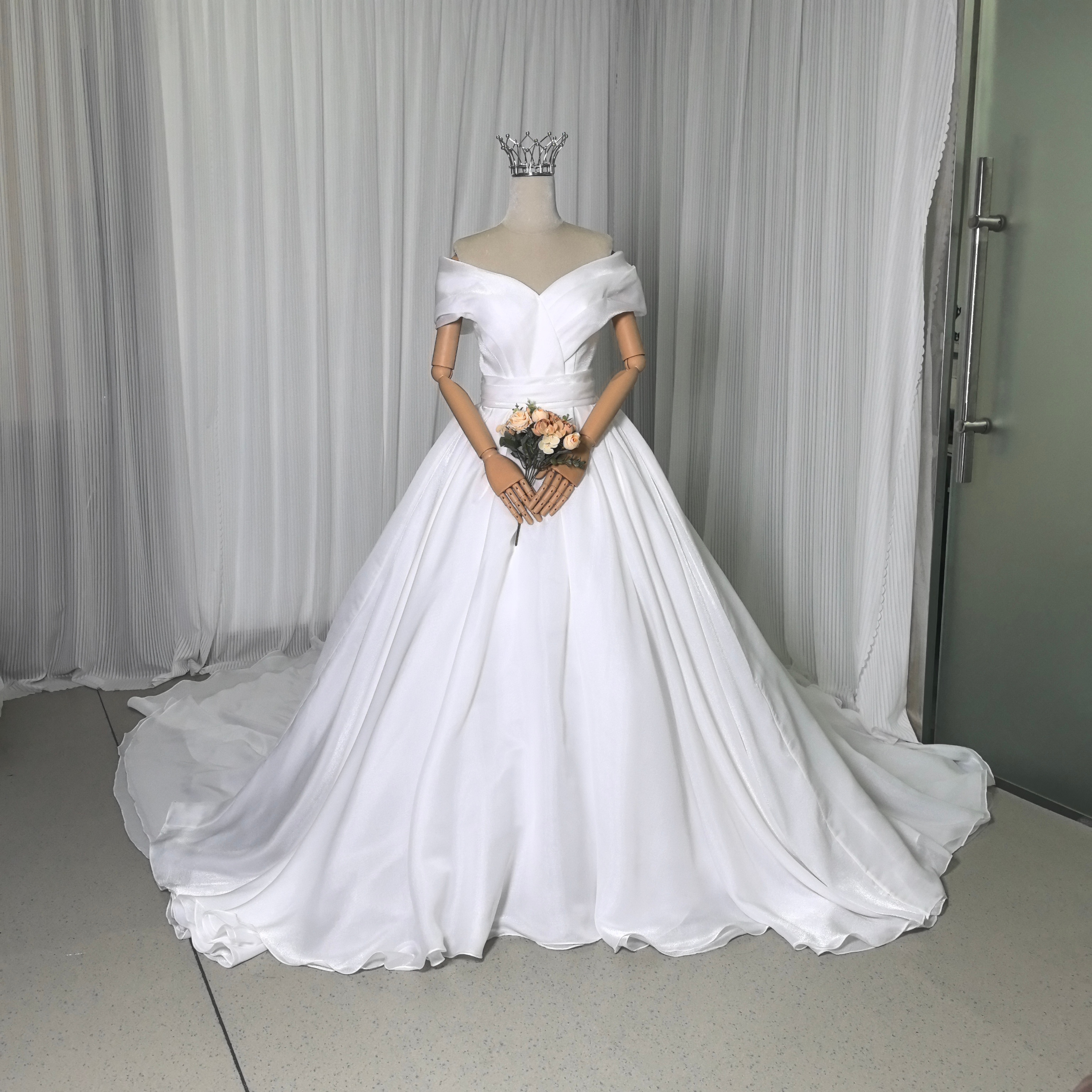 ウェディングドレス オフショルダー 編み上げ Aライン 披露宴/結婚式 エレガント ロングトレーン