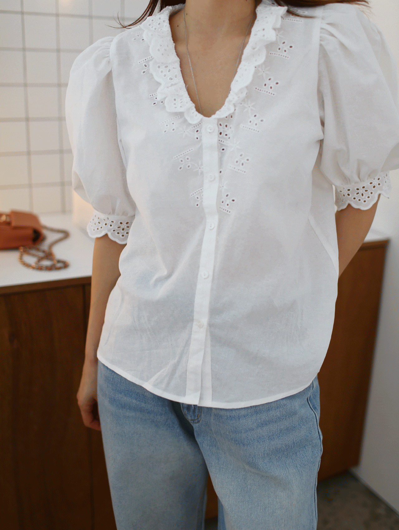 レースVパフスリーブブラウス