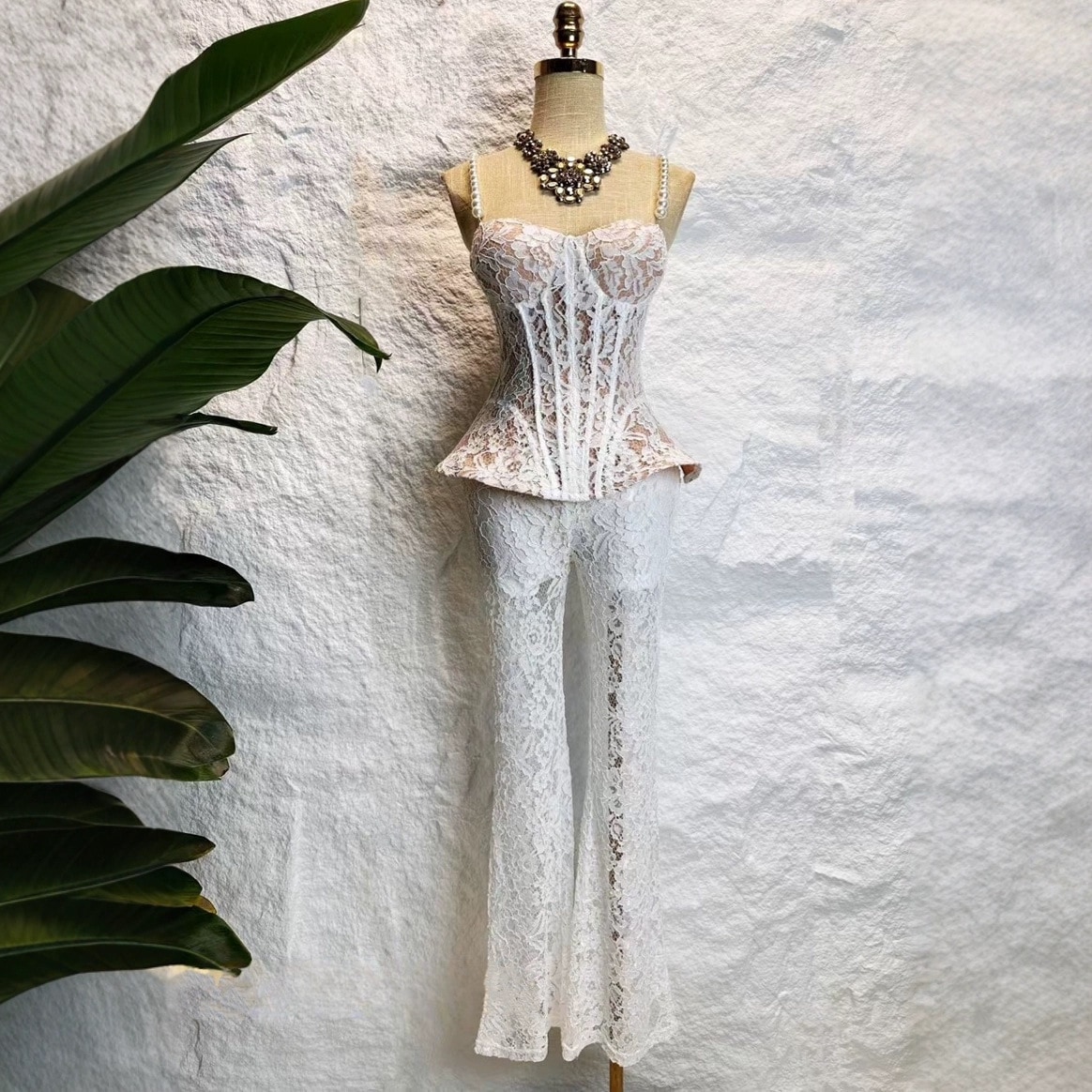 欧米・オーストラリア向けレース刺繍・ボーン・パール付きホワイトキャミソール＋ストレートマイクロフレアパンツ レディースセットアップ