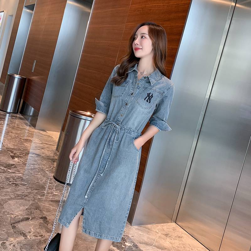 レディース ワンピース 人気 デニム ミモレ丈 半袖 5分袖 ポロ襟 ハイウエスト カジュアル 普段着 切り替え ウエスト ゴム リボン結び 刺繍 バックスリット ウォッシュデニム お出かけ デート