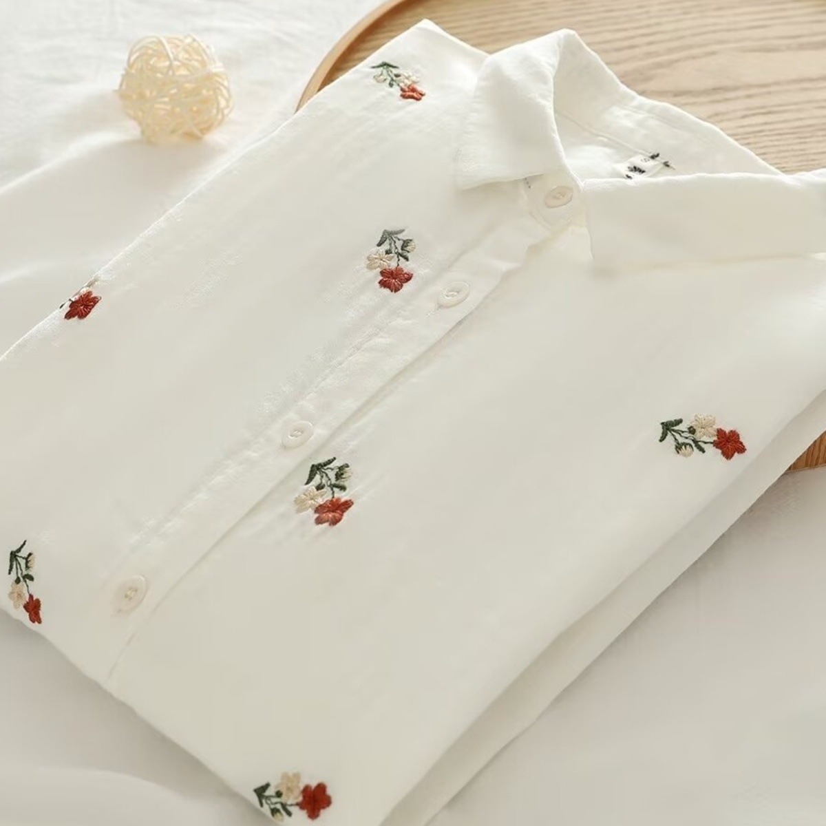 トップス シャツ 白シャツ 長袖 襟付き 前開き ボタン ミディアム丈 かわいい 大人可愛い きれいめ シンプル 上品 おしゃれ かっこいい カジュアル こなれ感 個性的 主役級 存在感 抜け感 春