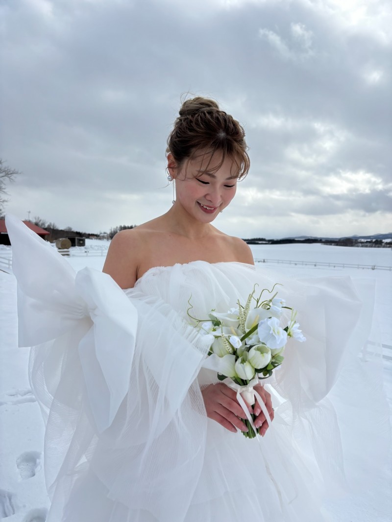 実例写真！ウェディングドレス ベアトップ 姫袖 リボン 柔らかく重ねたチュールスカート 可愛い 前撮り