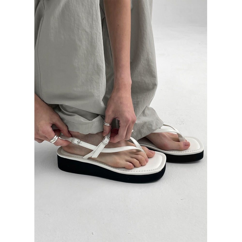 ブラックアップ Minyon プラットフォームストラップフリップフロップ