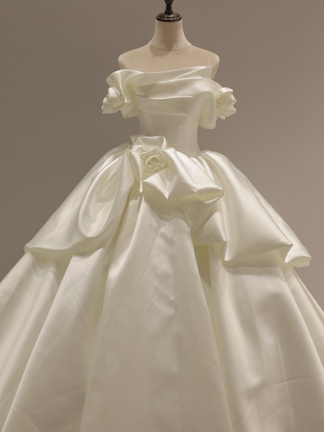 ワンショルダーサテンウェディングドレス2025春花嫁チューブトップシンプルウエストスリムテクスチャメインヤーン