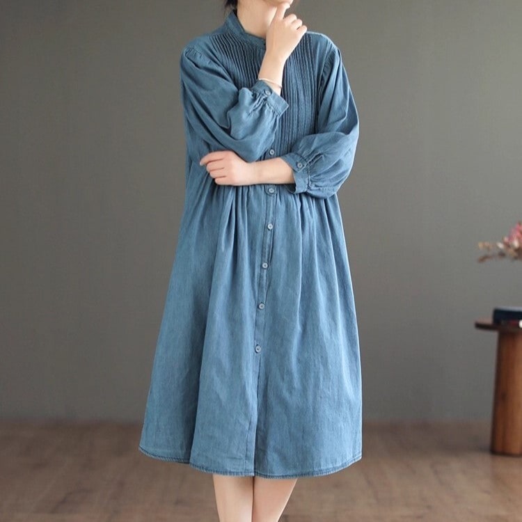 ピンタック バンドカラー レディース ワンピース シャツワンピ 膝丈 膝下 ミモレ 7分袖 ドロップショルダー ポケット 前開き ボタン ギャザー デニム ブルーデニム シンプル カジュアル 上品