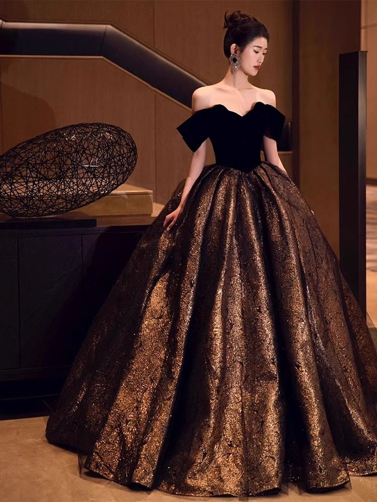 イブニングドレスは高級感があります女性の一文字肩は軽くて豪華で小さいですハイエンドな気質黒の忘年会の宴会のプリンセススカート