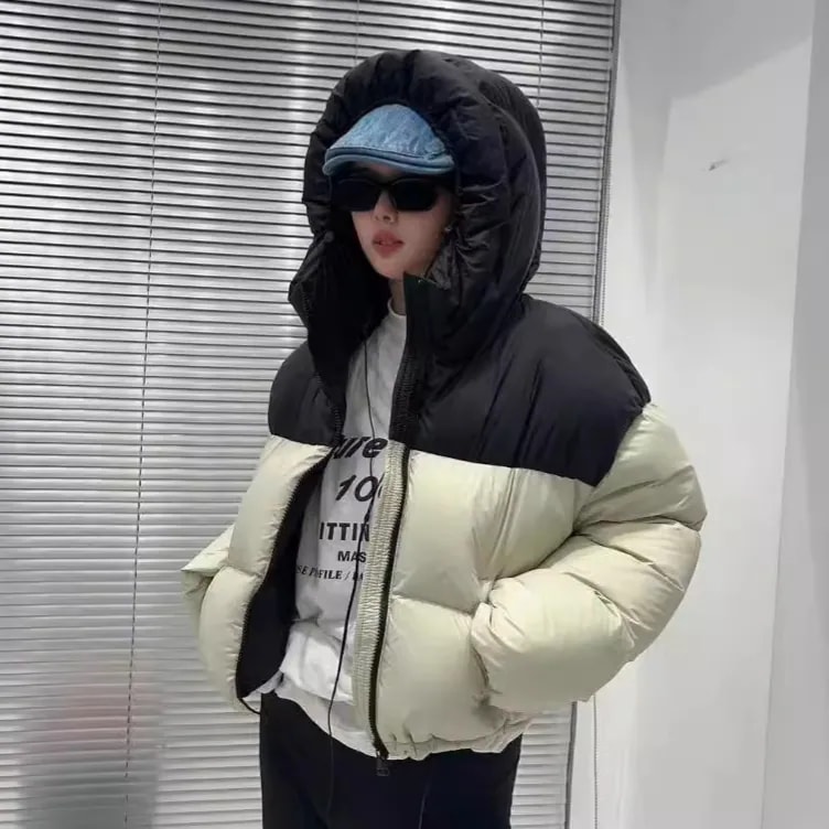 色合わせの短い白鴨ダウンジャケット女性2024冬の新型帽子付きゆるい保温カップルパン服コート