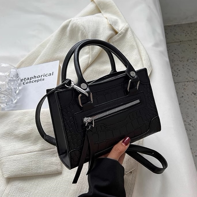 バッグ 鞄 手提げ 肩掛け 多用途 手持ち ジッパー 小さめ 小ぶり マチ付き たっぷり ツヤあり 甘辛MIX ラブリー 普段使い パーティ かわいい かっこいい 大人女子 大人可愛い キュート