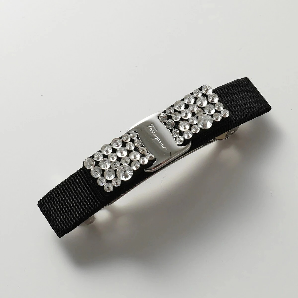 FERRAGAMO フェラガモ 34 7582 クリスタル装飾 ヴィラリボン バレッタ ヘアアクセサリー ロゴメタルプレート 001/NERO-CRYSTAL レディース
