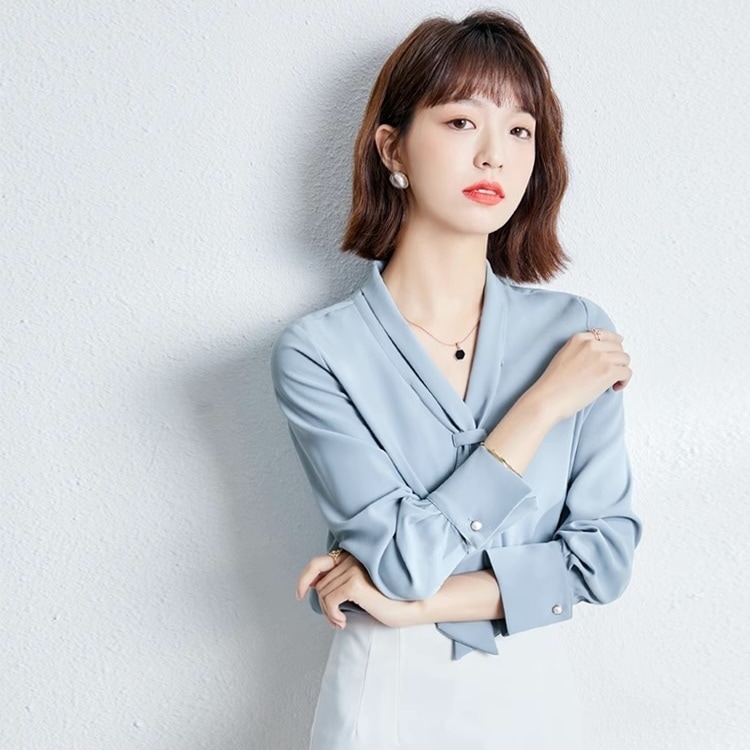 レディース トップス シャツ ブラウス 7分袖 Vネック 襟なし ネクタイ付き ストレート Iライン フォーマル 薄手 大人可愛い きれいめ シンプル 上品 おしゃれ かっこいい こなれ感 クール