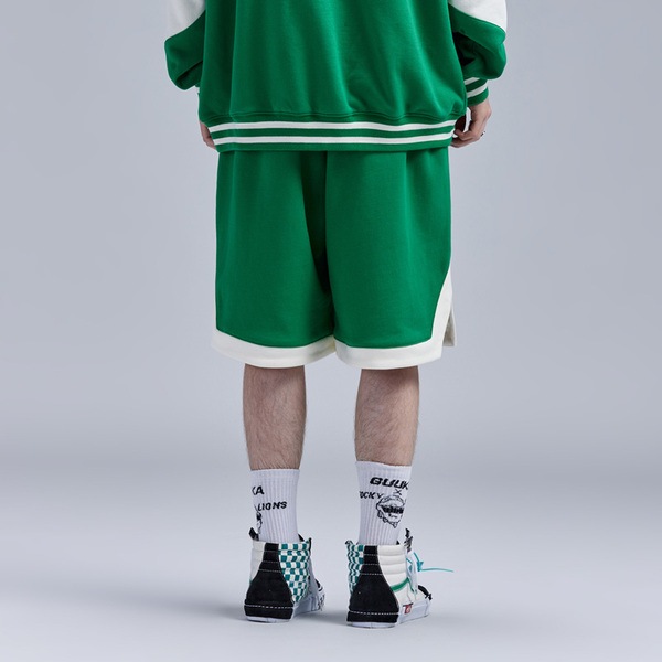 緑のソン・ヤシュアンと同じスタイルのルーズショートパンツ