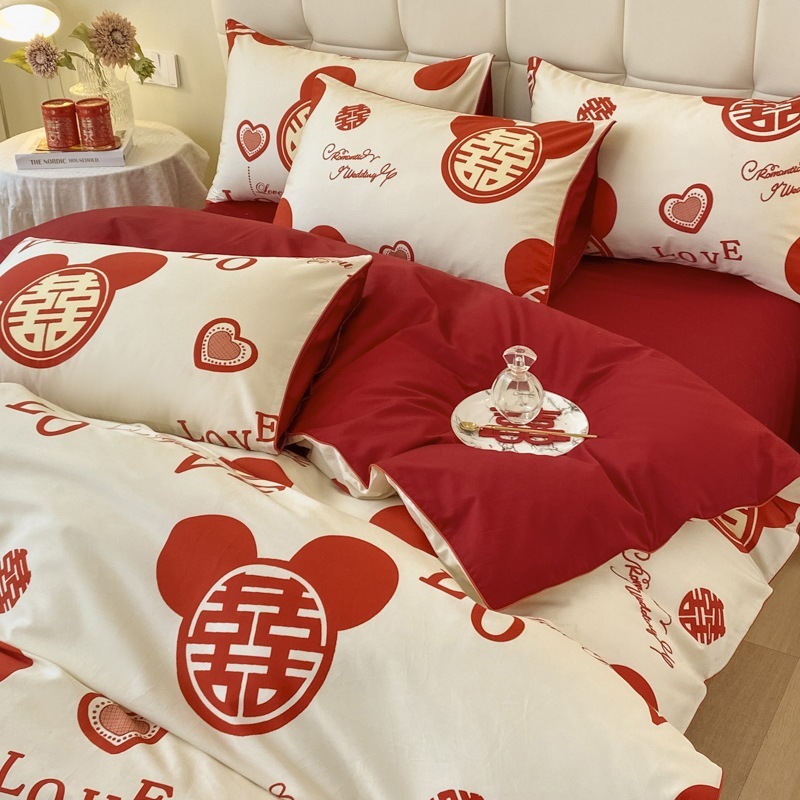 南通市の真っ赤なシーツと結婚祝いの寝具をセットにした結婚式のベッド4点セット