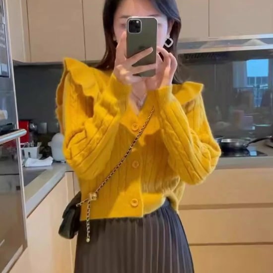 ニットセーター レディース トップス ニットカーディガン 羽織 ニット セーター 長袖 フロントボタン フリル 可愛い キュート フェミニン カジュアル お出かけ おしゃれ ショート丈 Ｖネック