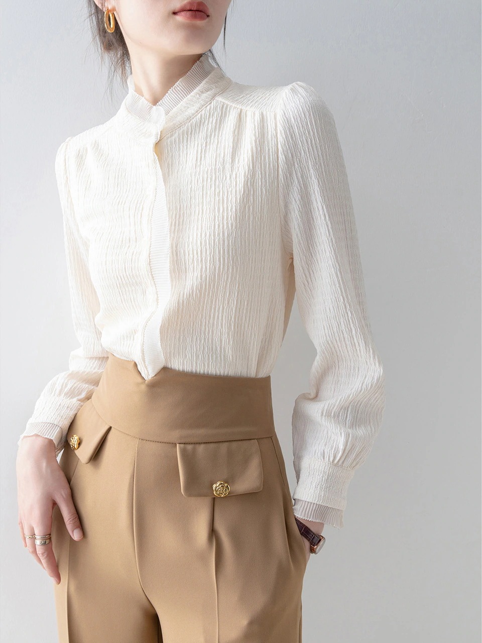 【1点ご購入 で10点プレゼントいたします】ダウンを厚めにしたアンズ色の下地ブラウス秋冬の高級感あるシフォンシャツのインナーに長袖トップスを羽織って