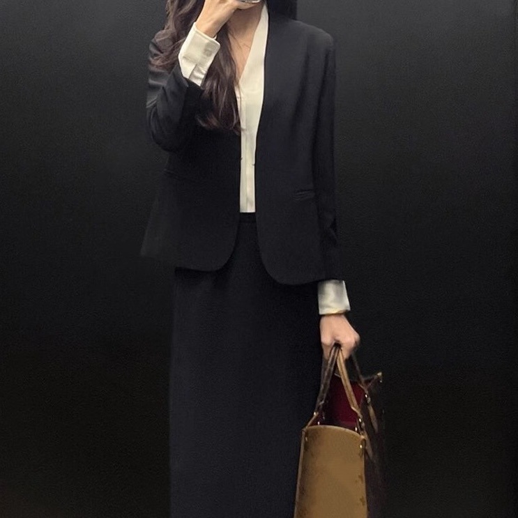 レディース スカート ジャケット スーツ 膝丈 長袖 襟なし ノーカラー タイト 細身 フェミニン 前開き かっこいい マニッシュ モード系 フォーマル ナチュラル 無地 春 秋 冬 入学式 入園式