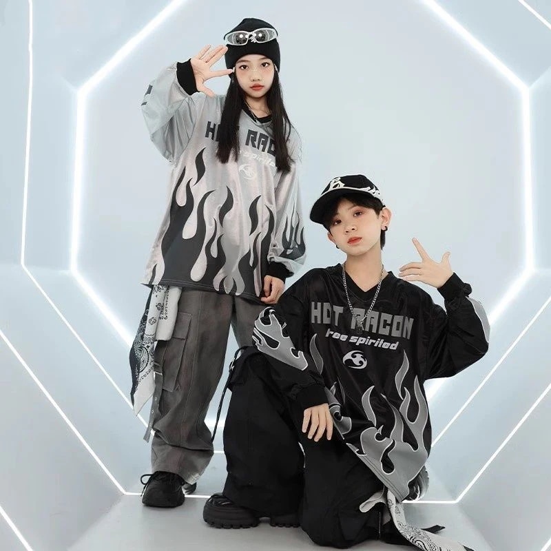 子供の街のダンスのファッション服の男の子は子供を演じます