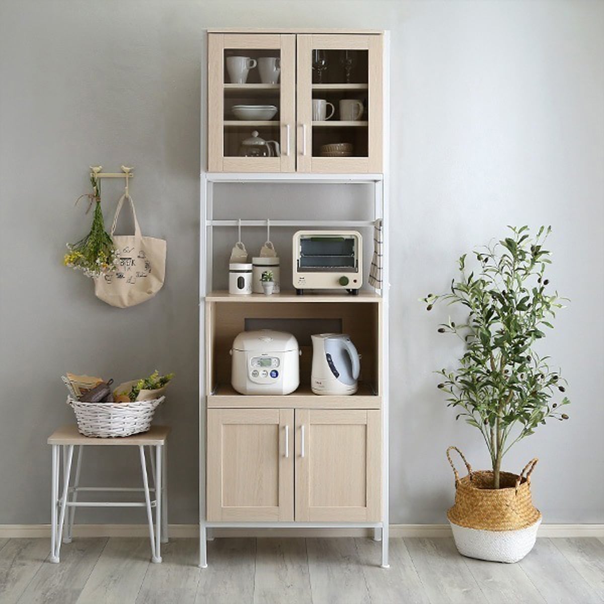 さわやかな オシャレ スリム 食器棚 64cm幅 食器 キッチン レンジ台 収納 可動棚 スライドトレー 2口コンセント 20,578円