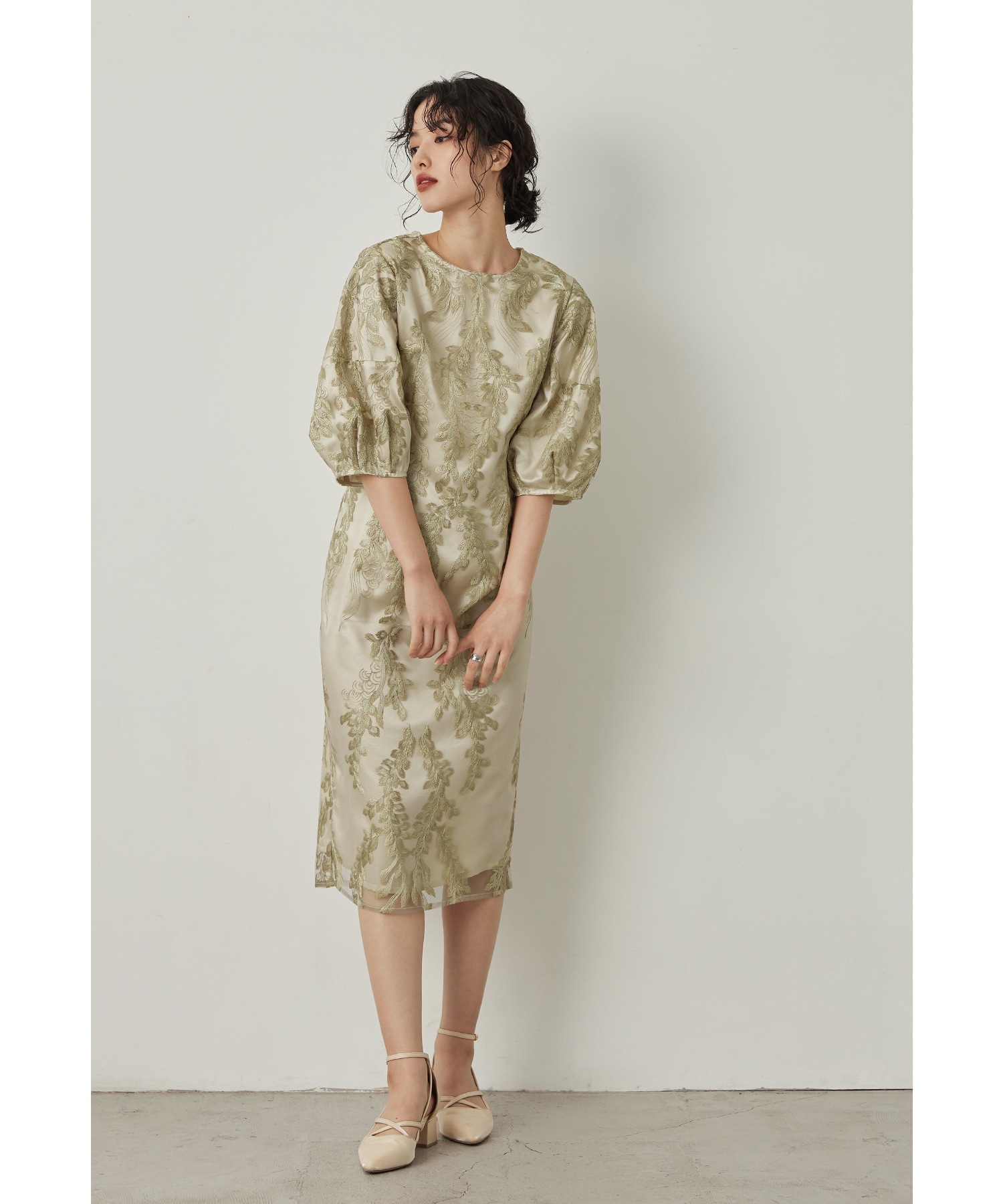 リーフ刺繍デザインコクーンドレス パーティードレス 結婚式 刺繍レース バックリボン コクーンスカート ボリューム袖 二の腕カバー お呼ばれ パーティー 二次会 披露宴 謝恩会 成人式 同窓会