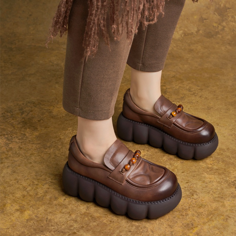 秋 丸型つま先牛革スポンジ底シューズ厚底レディースローファー カジュアル一足履きウエッジヒール軽量ドットシューズ