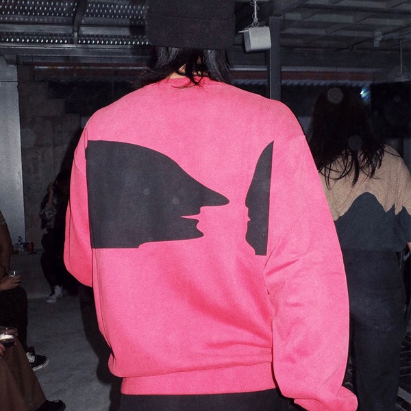 スタッタリングスリーカラープルオーバー長袖スウェットシャツ