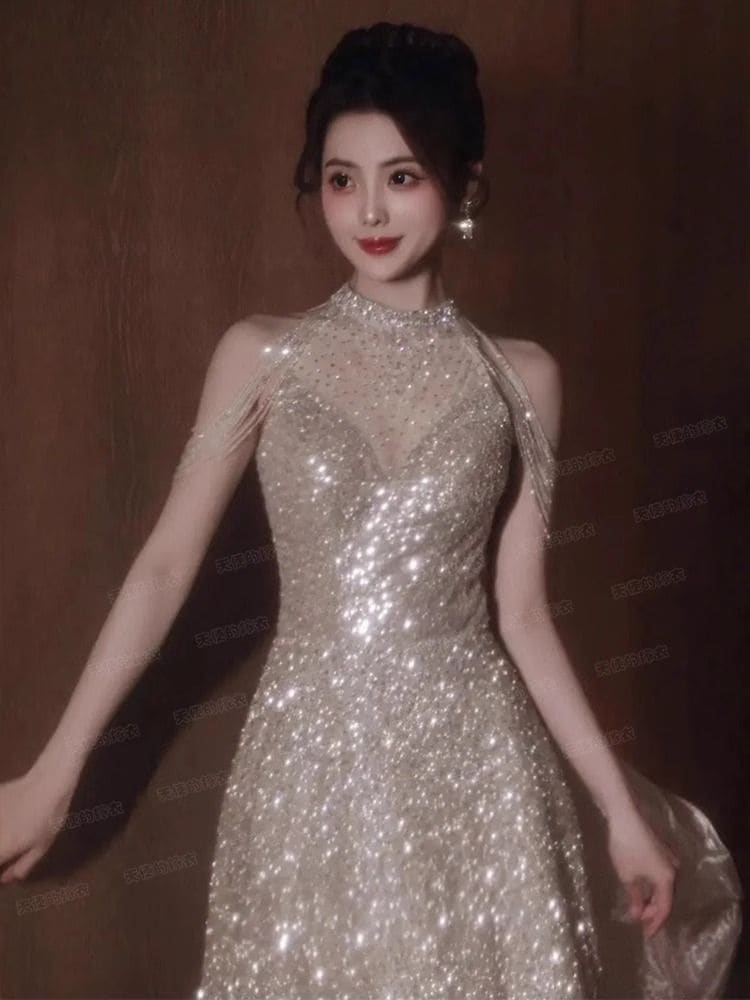 女性のためのゴールデンドレス